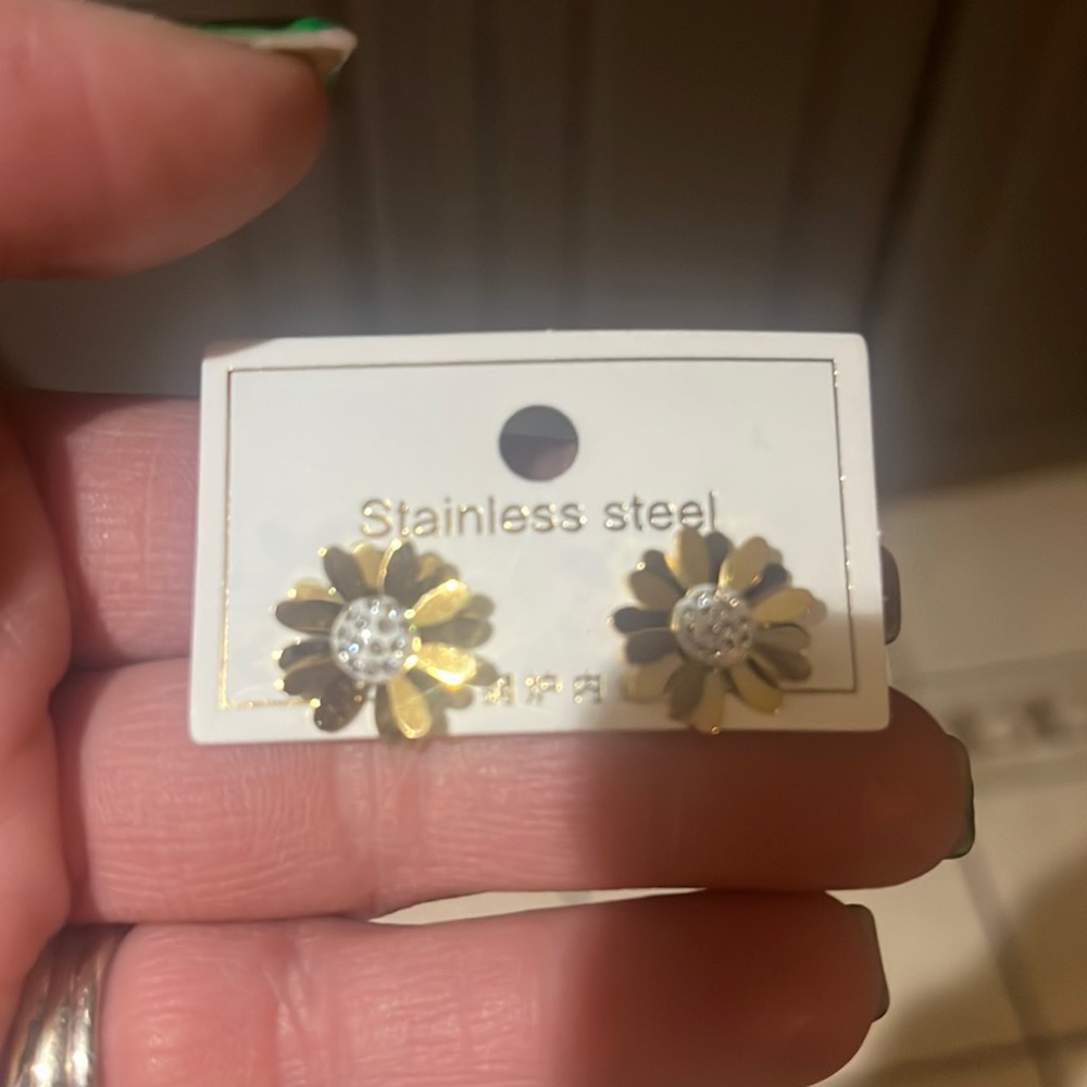 NWT gold flowers with white middle & crystals